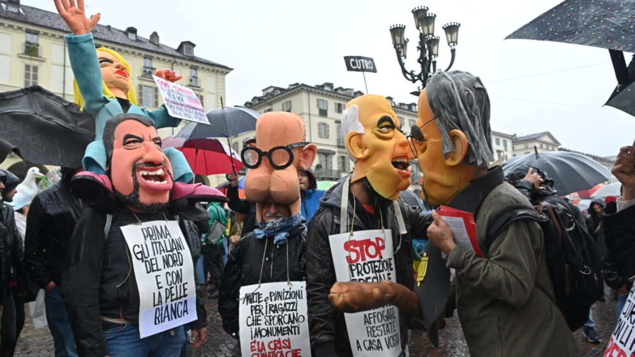 Un momento del corteo promosso dai sindacati confederali Cgil, Cisl e Uil a Torino, 1 maggio 2023. ANSA/ALESSANDRO DI MARCO