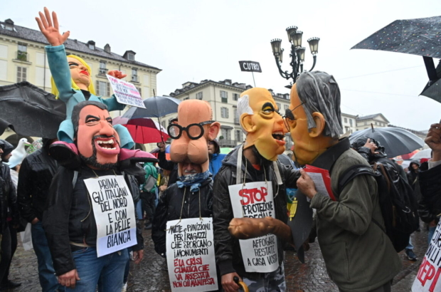 Un momento del corteo promosso dai sindacati confederali Cgil, Cisl e Uil a Torino, 1 maggio 2023. ANSA/ALESSANDRO DI MARCO